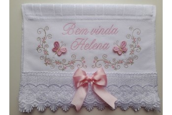 TOALHA DE BOCA OU ESCOLAR FLORAL COM BORBOLETA 3D E RENDA